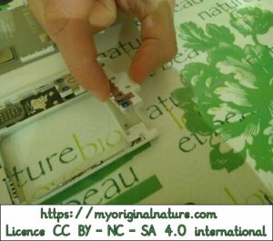 Crédits Mélanie My Original Nature – Licence CC BY-NC-SA 4.0 - Réparation Fairphone enlèvement de l'ancien module 