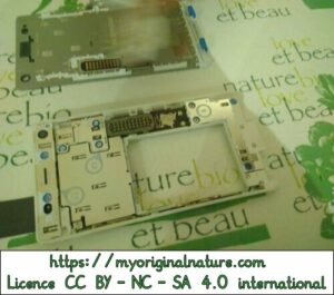 Crédits Mélanie My Original Nature – Licence CC BY-NC-SA 4.0 - Réparation Fairphone placement du nouveau module neuf 1