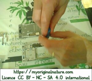 Crédits Mélanie My Original Nature – Licence CC BY-NC-SA 4.0 - Réparation Fairphone vissage du nouveau module neuf 1