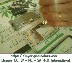 Crédits Mélanie My Original Nature – Licence CC BY-NC-SA 4.0 - Réparation Fairphone vissage du nouveau module neuf 2