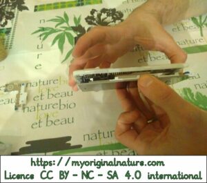 Crédits Mélanie My Original Nature – Licence CC BY-NC-SA 4.0 - Réparation Fairphone réassemblage des deux parties écran 1