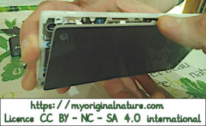 Crédits Mélanie My Original Nature – Licence CC BY-NC-SA 4.0 - Réparation Fairphone réassemblage des deux parties écran 2