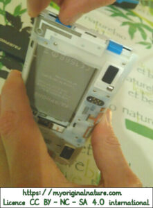 Crédits Mélanie My Original Nature – Licence CC BY-NC-SA 4.0 - Réparation Fairphone fixations 1