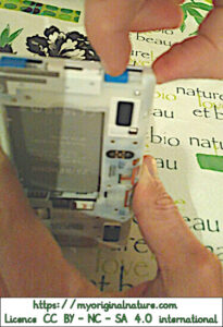 Crédits Mélanie My Original Nature – Licence CC BY-NC-SA 4.0 - Réparation Fairphone fixations 2