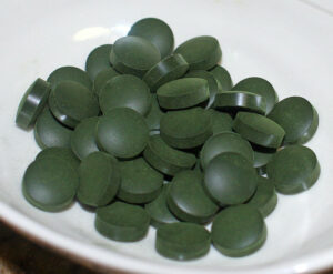 Spiruline - Crédit photo : « Spirulina tablets » par Original uploader was Perdita at the English Wikipedia — Originally from the English Wikipedia; description page is/was here.. Sous licence Domaine public via Wikimedia Commons - https://commons.wikimedia.org/wiki/File:Spirulina_