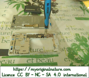 Crédits Mélanie My Original Nature – Licence CC BY-NC-SA 4.0 - Réparation Fairphone dévisage de l'ancien module 1