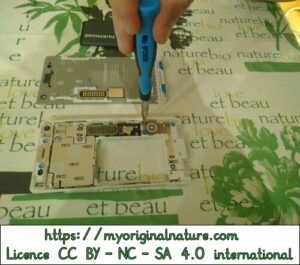 Crédits Mélanie My Original Nature – Licence CC BY-NC-SA 4.0 - Réparation Fairphone dévisage de l'ancien module 2
