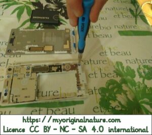 Crédits Mélanie My Original Nature – Licence CC BY-NC-SA 4.0 - Réparation Fairphone dévisage de l'ancien module 3