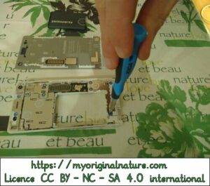 Crédits Mélanie My Original Nature – Licence CC BY-NC-SA 4.0 - Réparation Fairphone dévisage de l'ancien module 4