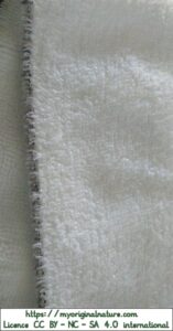 Crédits Mélanie My Original Nature – Licence CC BY-NC-SA 4.0 - Tissu coupé pour fabriquer les lingettes lavables détail 2