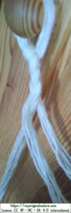 Crédits Mélanie My Original Nature – Licence CC BY-NC-SA 4.0 - Fils de laine suspendus tresse senteur odeur 2