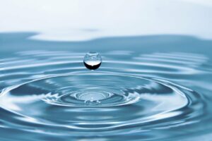 Goutte d'eau - Crédits photo : https://pixabay.com/fr/photos/goutte-d-eau-tomber-impacter-578897/ 